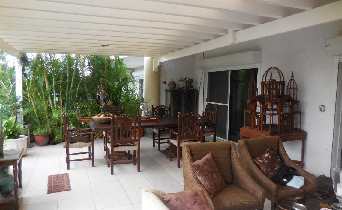 outdoor living and dining area villa Daron Almond Grove