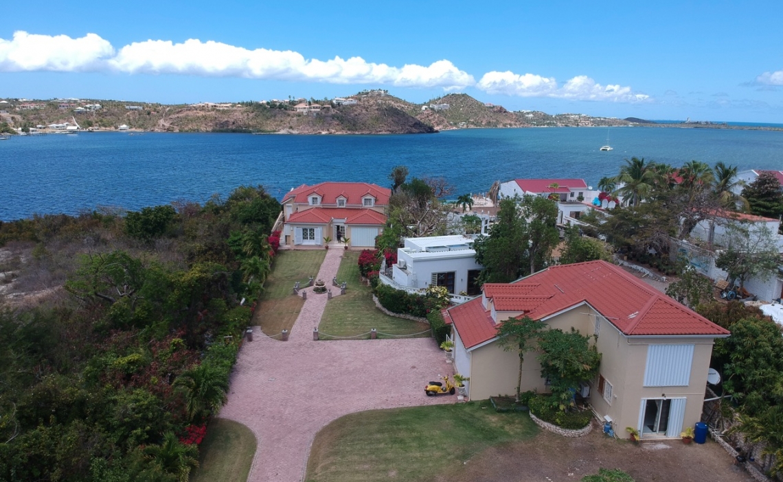 Aerial view
2 level cottage
Main house
Lagoon