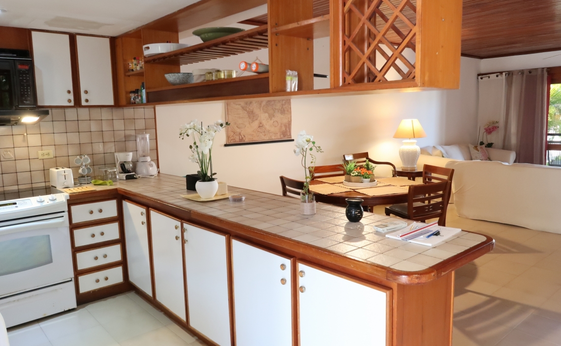 Breakfast bar and dining area