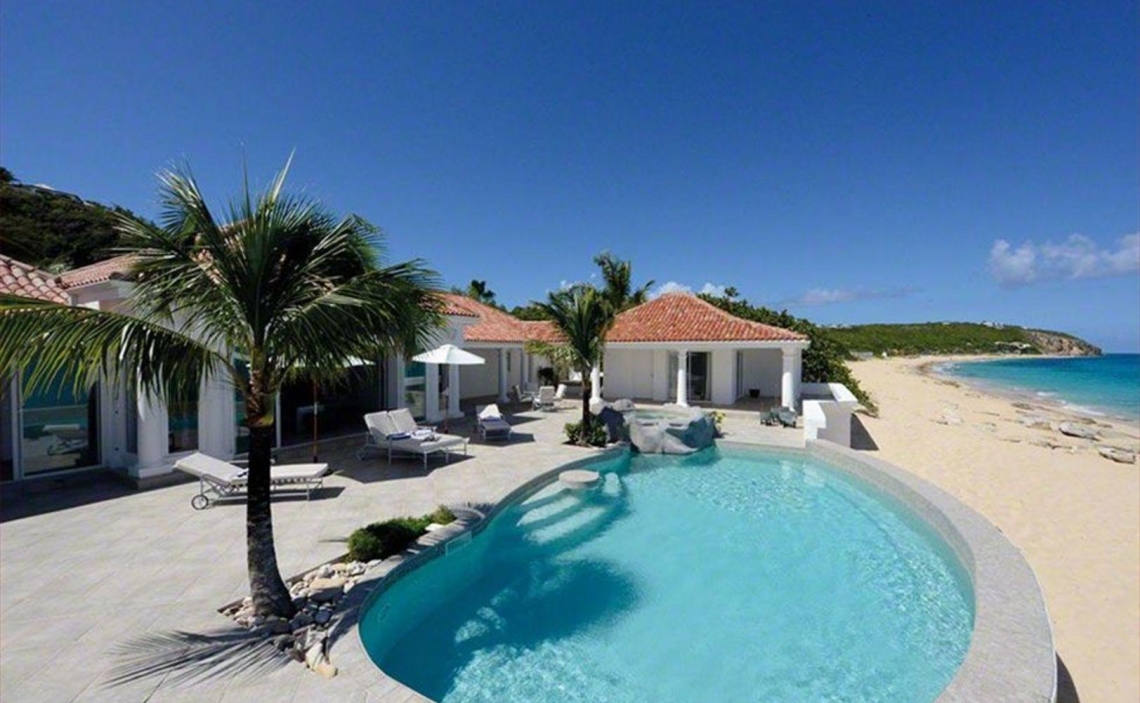 Beachfront  villa Baie Rouge 